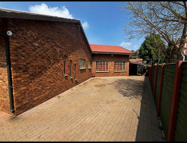 3 BEDROOM HOUSE FOR SALE IN DERSLEY